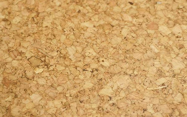 軟木地板在功能上具有非常普遍的實(shí)用性?xún)?yōu)點(diǎn)眾多